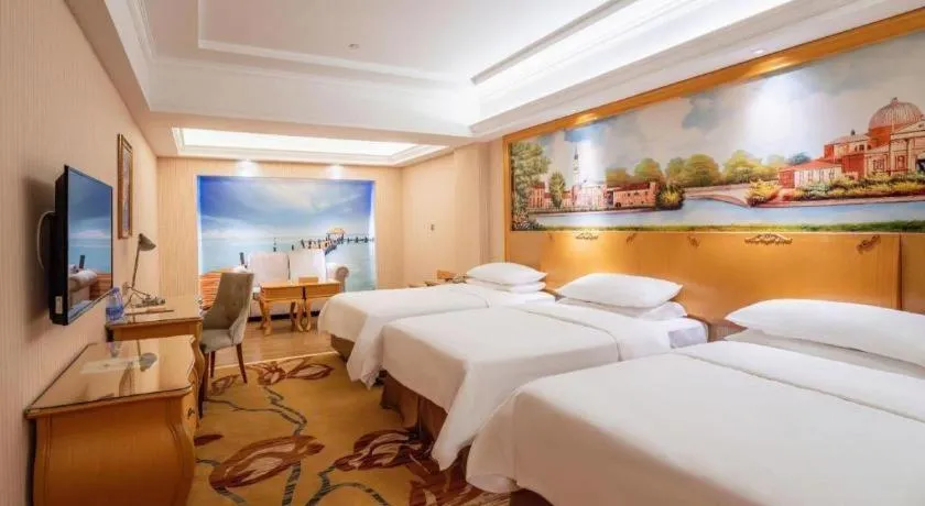 Bed in Vienna Hotel Guangdong Meizhou Fengshun