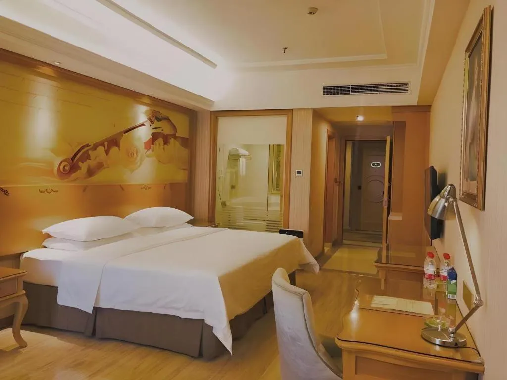 Bed in Vienna Hotel Guangdong Meizhou Fengshun