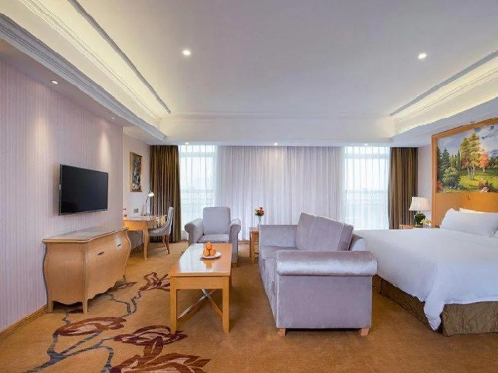 Bed in Vienna Hotel Guangdong Meizhou Fengshun