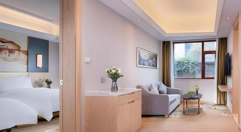 Bed in Vienna Hotel Yunnan Lijiang Ancient City