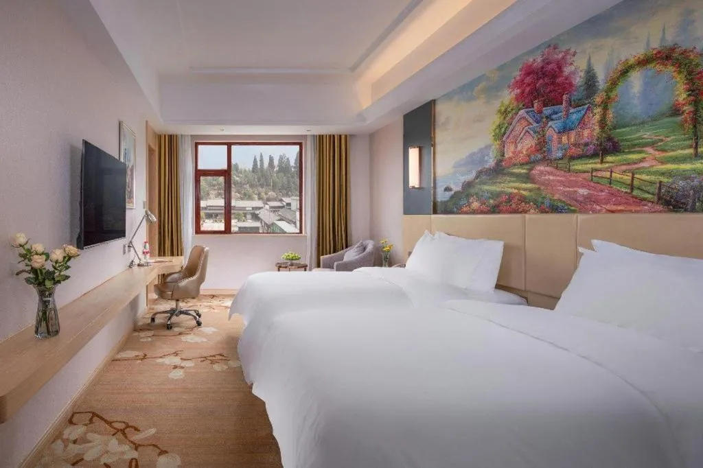 Bed in Vienna Hotel Yunnan Lijiang Ancient City