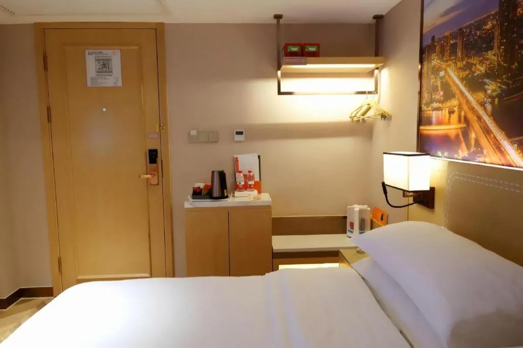 Bed in Vienna Hotel Guangxi Baise Xilin County Juting Cultural Arts Center