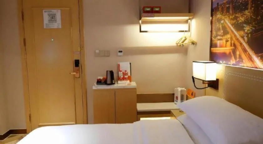 Bed in Vienna Hotel Guangxi Baise Xilin County Juting Cultural Arts Center