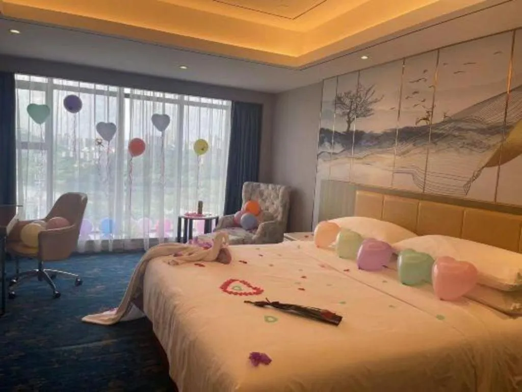 Bed in Venus Royal Hotel Guangxi Wuzhou Sanqicheng Meiguihu Park