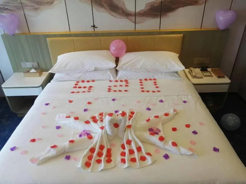 Bed in Venus Royal Hotel Guangxi Wuzhou Sanqicheng Meiguihu Park
