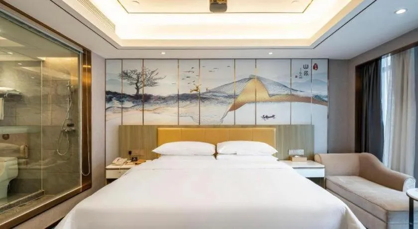 Bed in Venus Royal Hotel Guangxi Wuzhou Sanqicheng Meiguihu Park