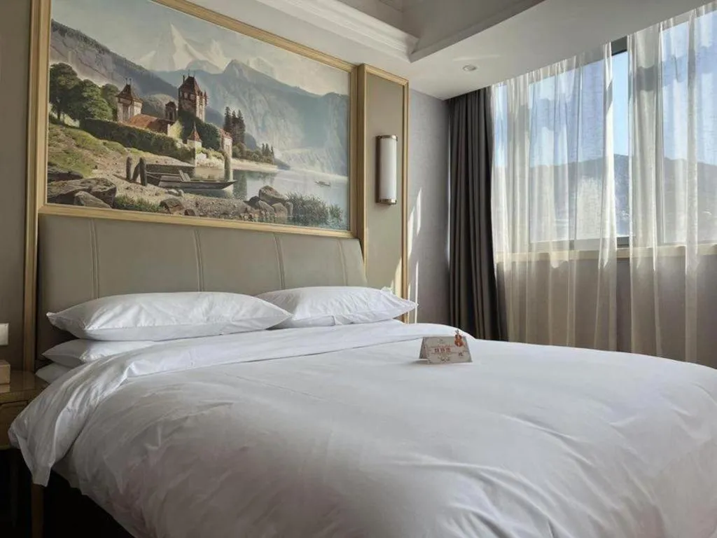 Bed in Vienna Hotel Zhejiang Lishui Qingtian Post Building