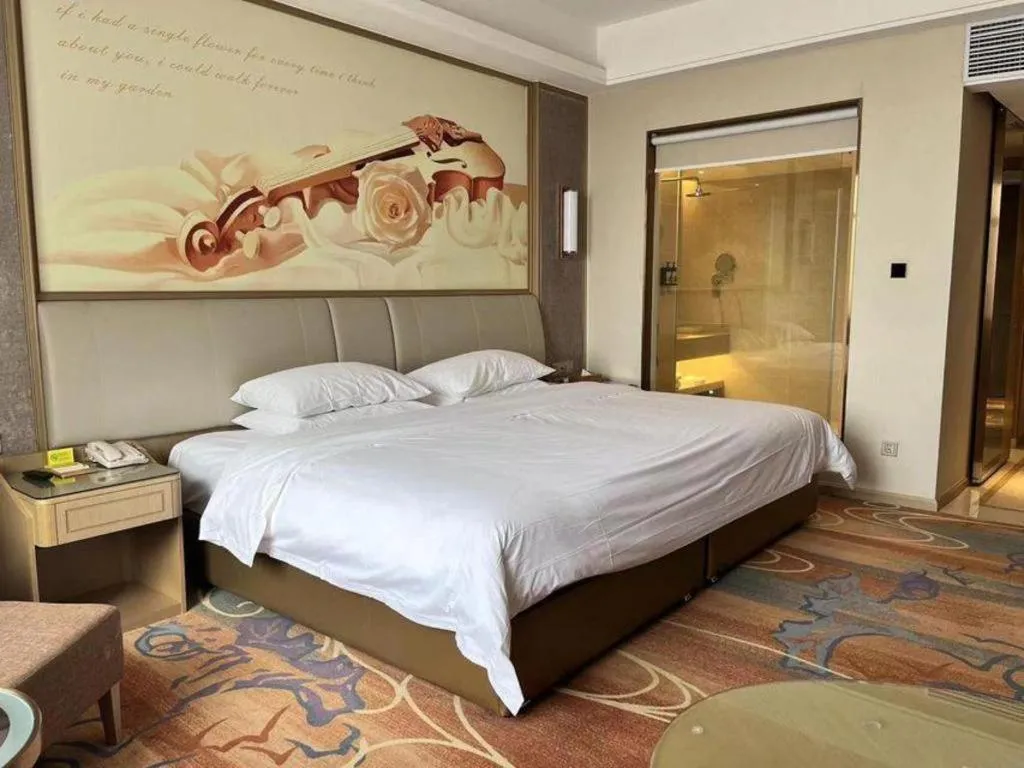 Bed in Vienna Hotel Xinfeng West High-Speed Railway Station