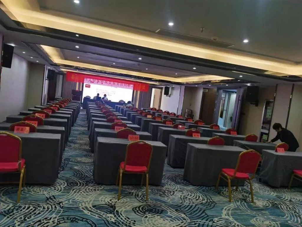 Vienna Hotel Xinfeng West High-Speed Railway Station