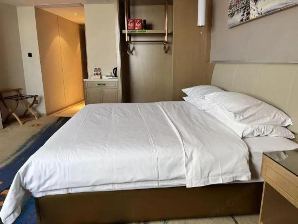 Bed in Vienna Hotel Xinfeng West High-Speed Railway Station