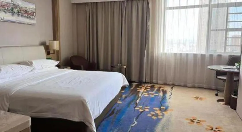 Bed in Vienna Hotel Xinfeng West High-Speed Railway Station