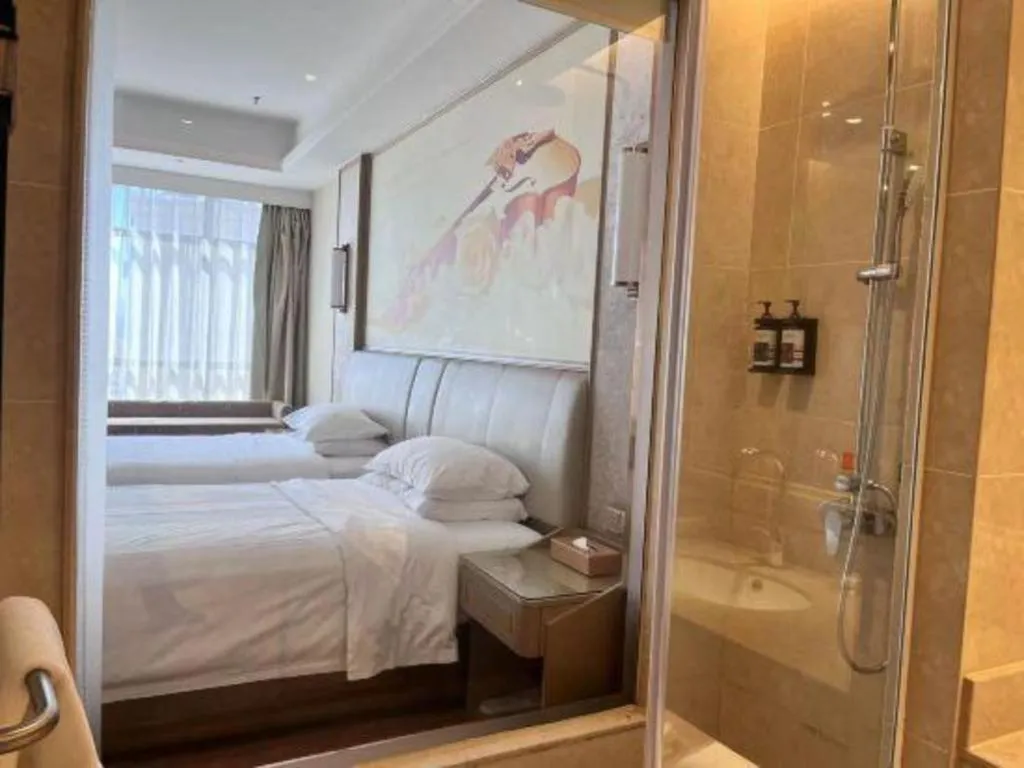 Bed in Vienna Hotel Xinfeng West High-Speed Railway Station