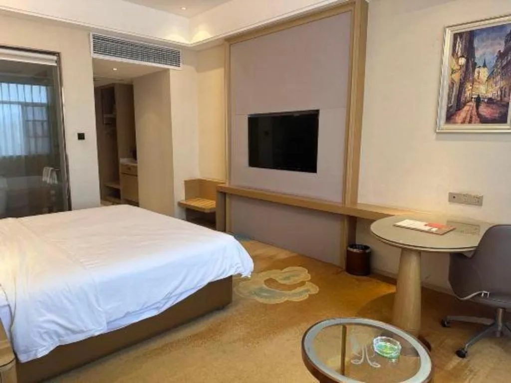 Bed in Vienna Hotel Xinfeng West High-Speed Railway Station