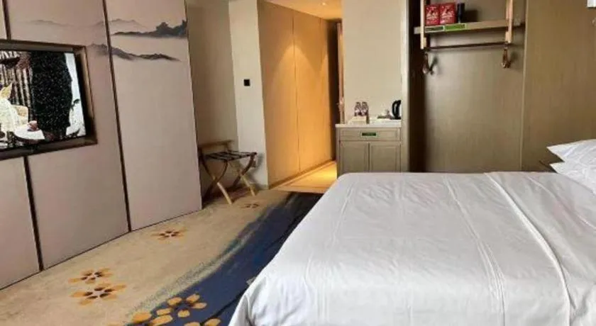 Bed in Vienna Hotel Xinfeng West High-Speed Railway Station