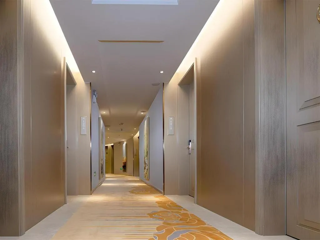 Vienna Hotel Xinfeng West High-Speed Railway Station