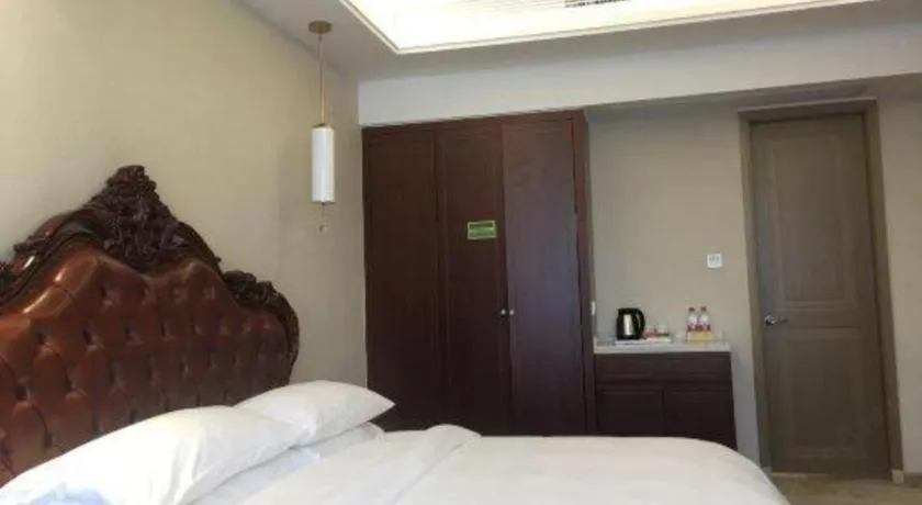 Bed in Vienna Hotel Xinfeng West High-Speed Railway Station