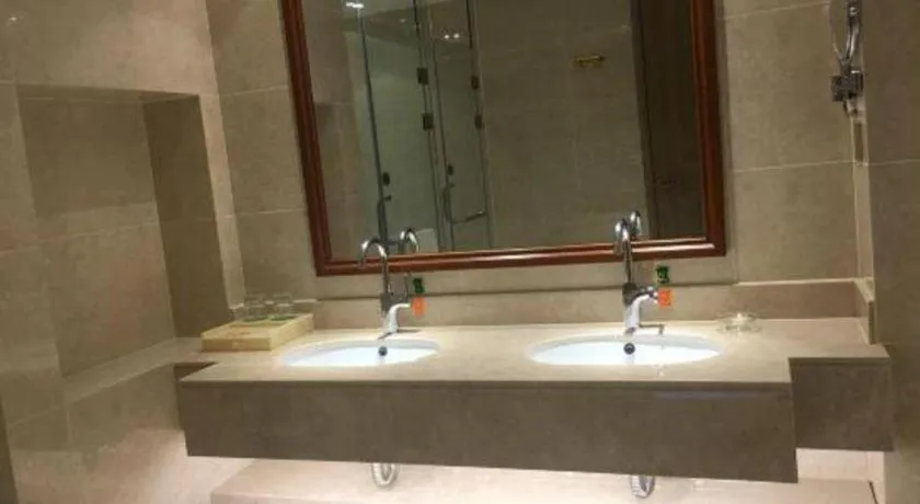 Vienna Hotel Xinfeng West High-Speed Railway Station