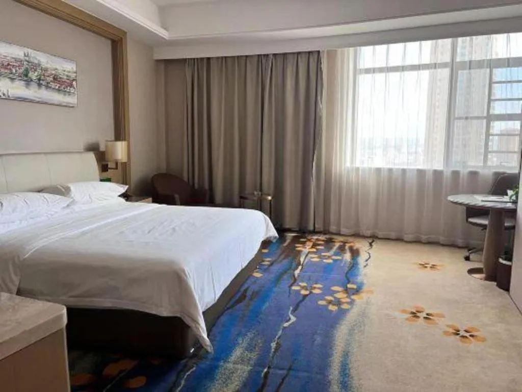 Bed in Vienna Hotel Xinfeng West High-Speed Railway Station