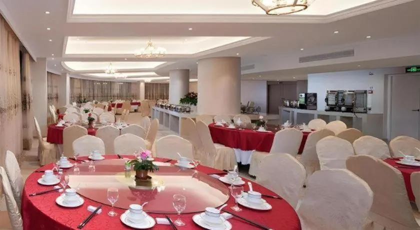 Vienna Hotel Xinfeng West High-Speed Railway Station