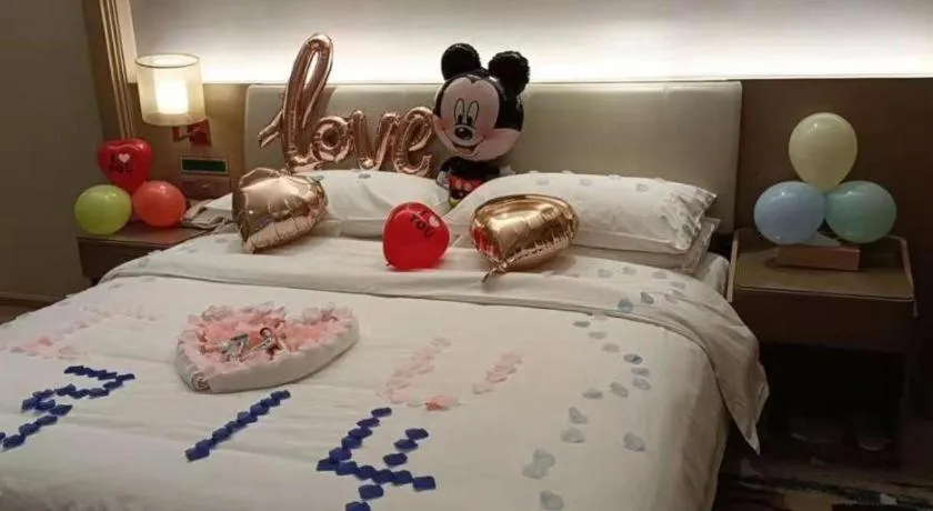 Bed in Vienna Hotel Xinfeng West High-Speed Railway Station