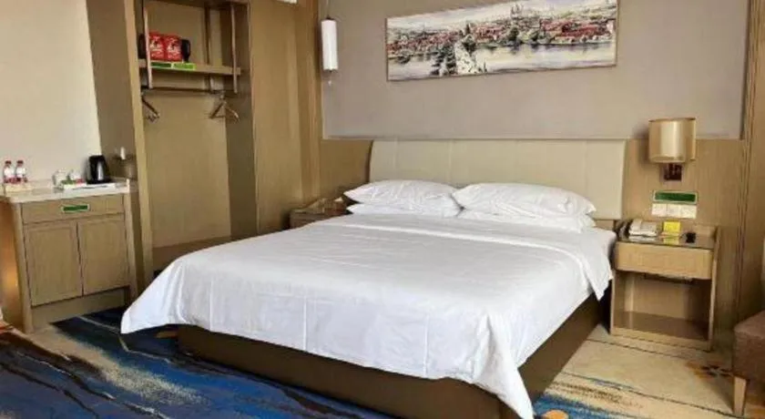Bed in Vienna Hotel Xinfeng West High-Speed Railway Station