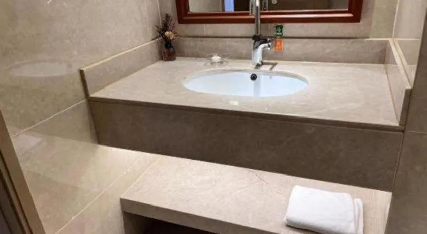 Vienna Hotel Xinfeng West High-Speed Railway Station