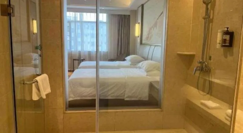 Bed in Vienna Hotel Xinfeng West High-Speed Railway Station