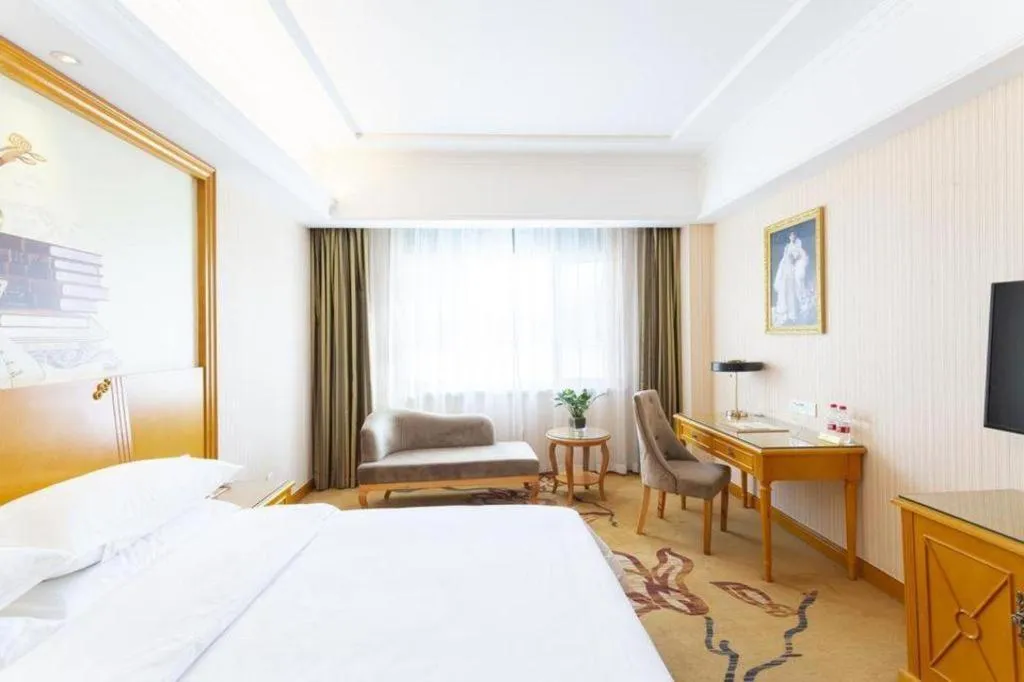 Bed in Vienna Hotel Shanxi Datong High-Speed Railway Station Wanda Plaza
