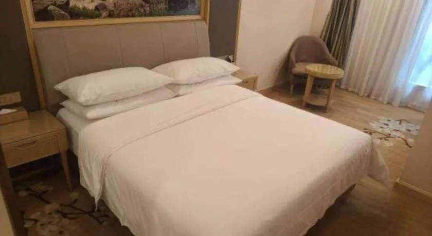 Bed in Vienna Hotel Tianjin Binhai International Airport Free Trade Zone