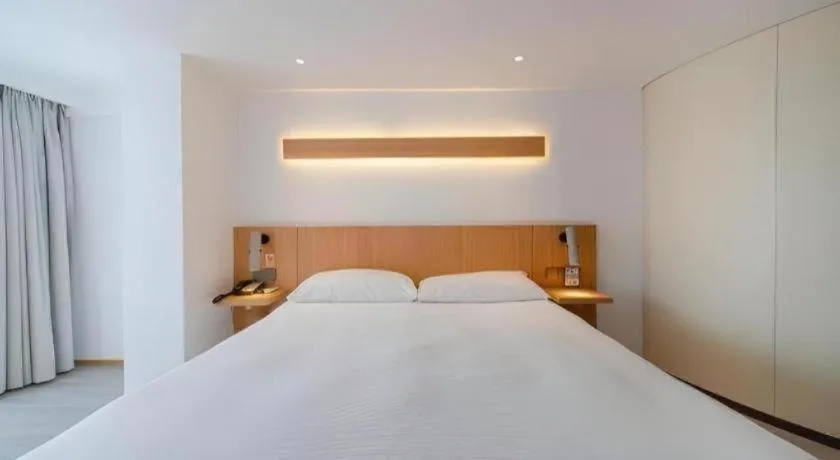 Bed in Meijin All Suites Hotel Suzhou