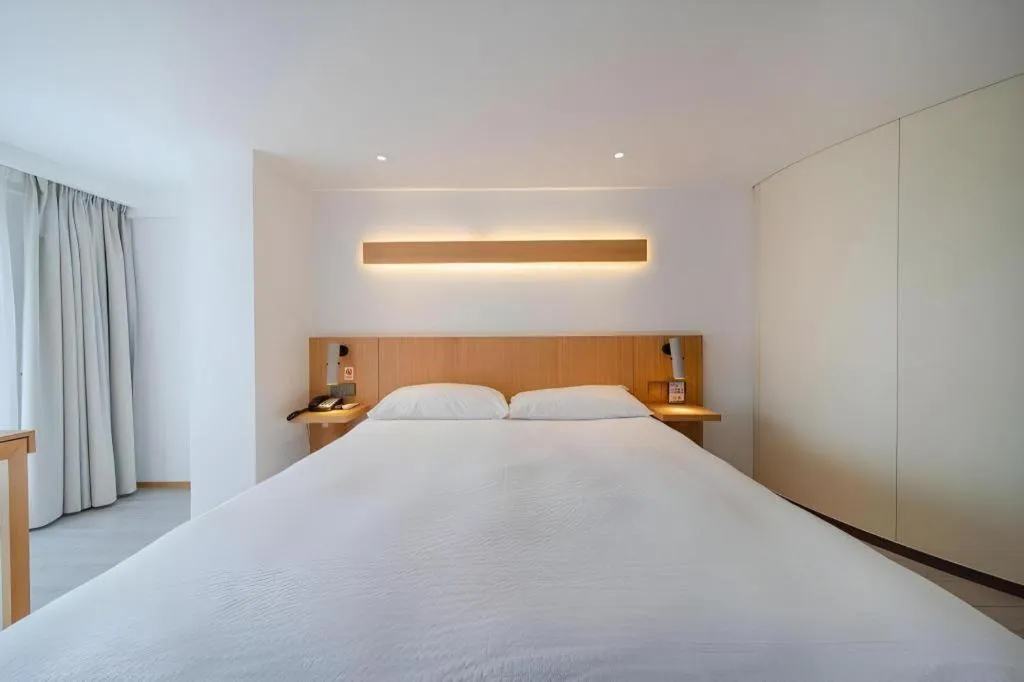 Bed in Meijin All Suites Hotel Suzhou