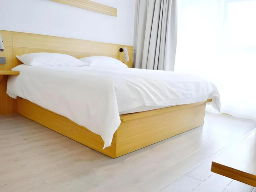 Bed in Meijin All Suites Hotel Suzhou