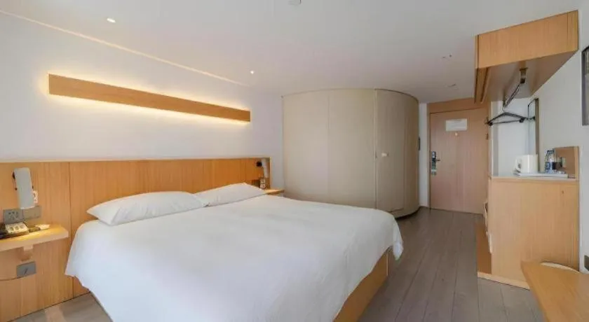 Bed in Meijin All Suites Hotel Suzhou