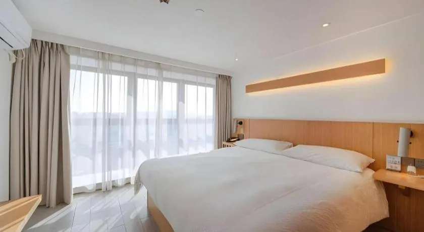Bed in Meijin All Suites Hotel Suzhou