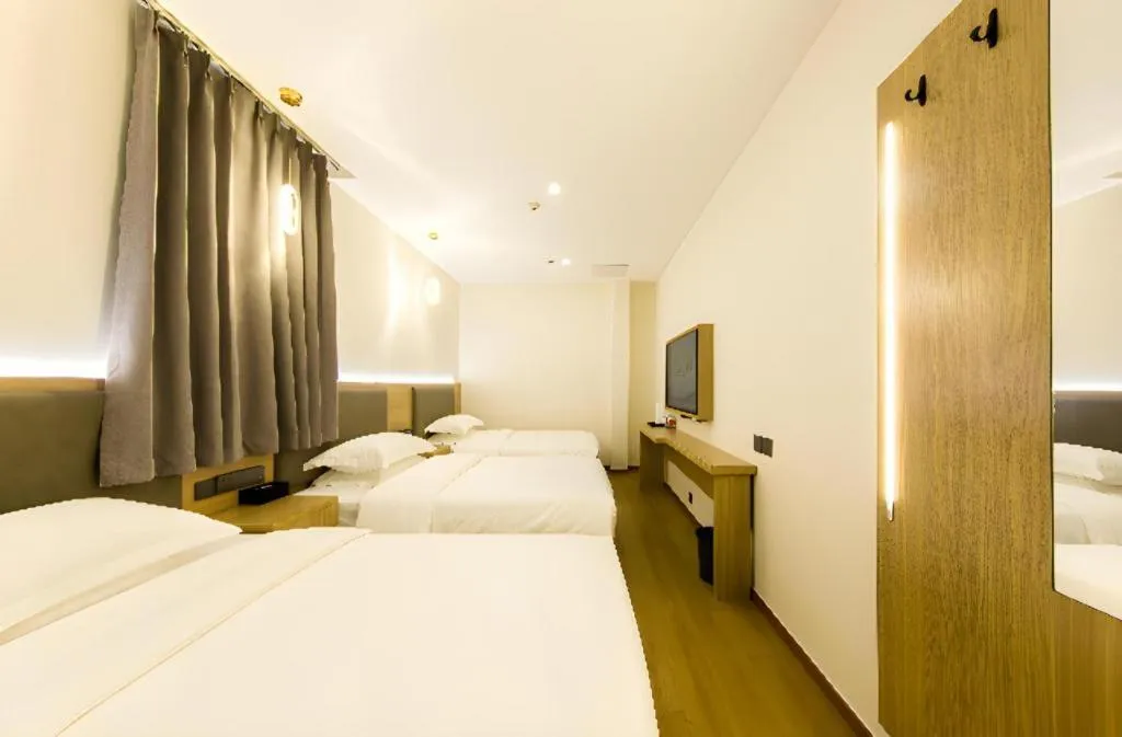 Bed in Borrman Hotel South Beijing Railway Station Caoqiao Station