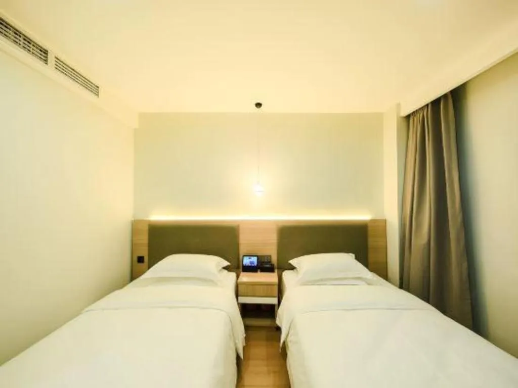 Bed in Borrman Hotel South Beijing Railway Station Caoqiao Station