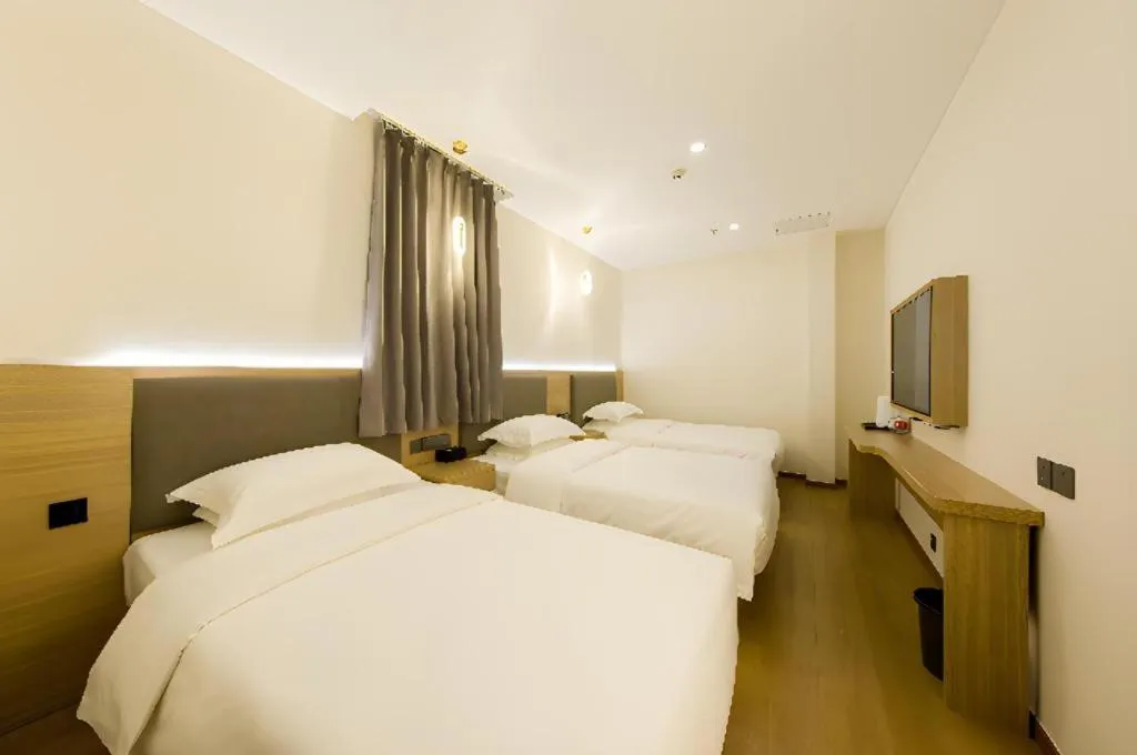 Bed in Borrman Hotel South Beijing Railway Station Caoqiao Station