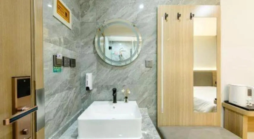 Bed in Borrman Hotel South Beijing Railway Station Caoqiao Station