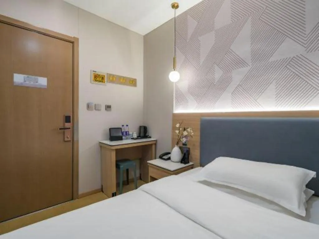 Bed in Borrman Hotel South Beijing Railway Station Caoqiao Station