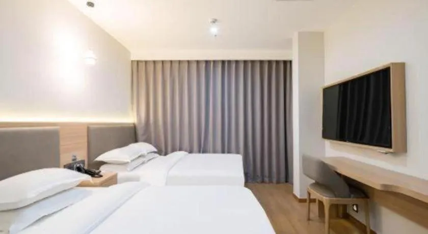 Bed in Borrman Hotel South Beijing Railway Station Caoqiao Station