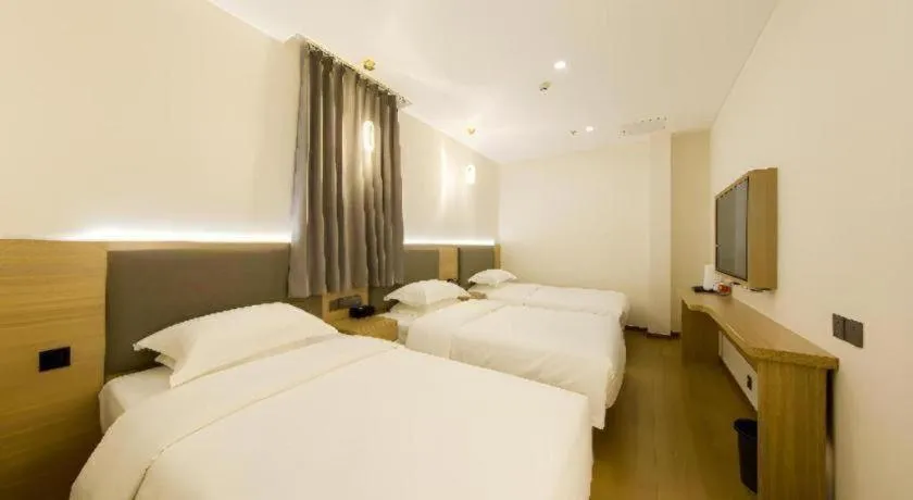 Bed in Borrman Hotel South Beijing Railway Station Caoqiao Station