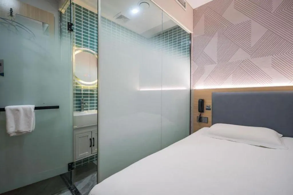 Bed in Borrman Hotel South Beijing Railway Station Caoqiao Station