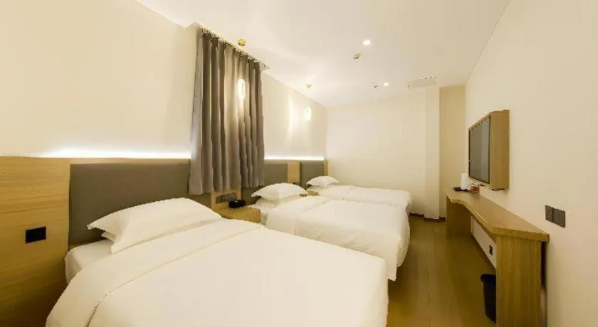 Bed in Borrman Hotel South Beijing Railway Station Caoqiao Station