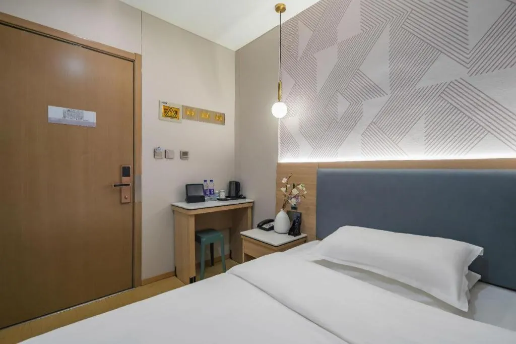 Bed in Borrman Hotel South Beijing Railway Station Caoqiao Station