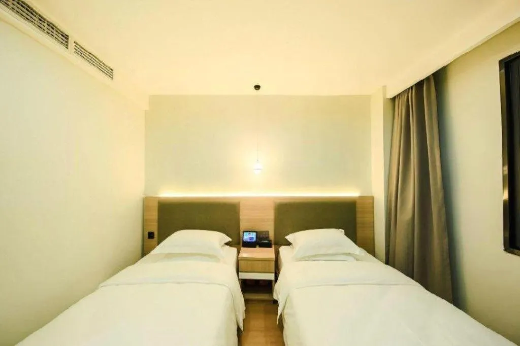 Bed in Borrman Hotel South Beijing Railway Station Caoqiao Station