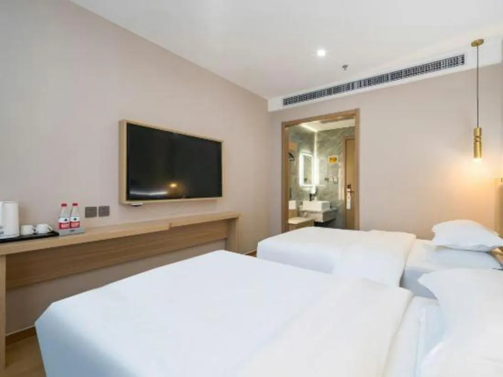 Bed in Borrman Hotel South Beijing Railway Station Caoqiao Station