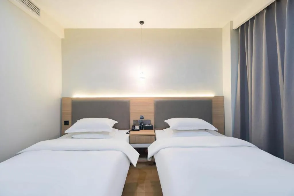 Bed in Borrman Hotel South Beijing Railway Station Caoqiao Station