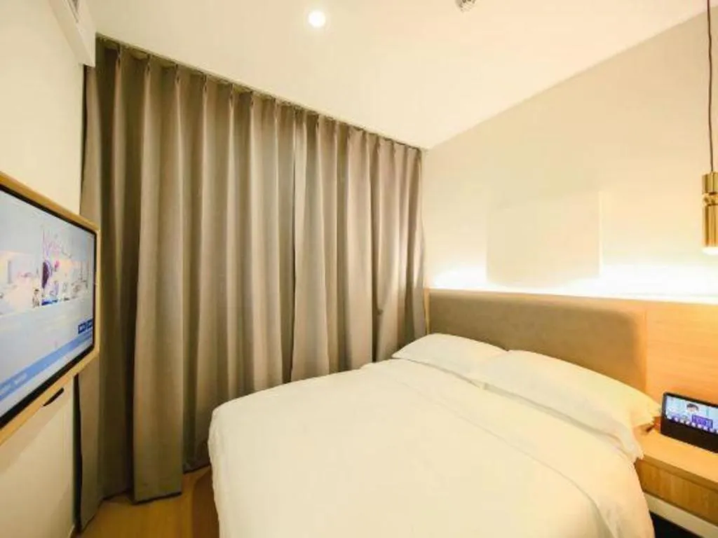 Bed in Borrman Hotel South Beijing Railway Station Caoqiao Station