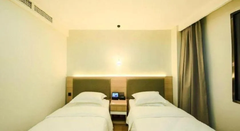 Bed in Borrman Hotel South Beijing Railway Station Caoqiao Station