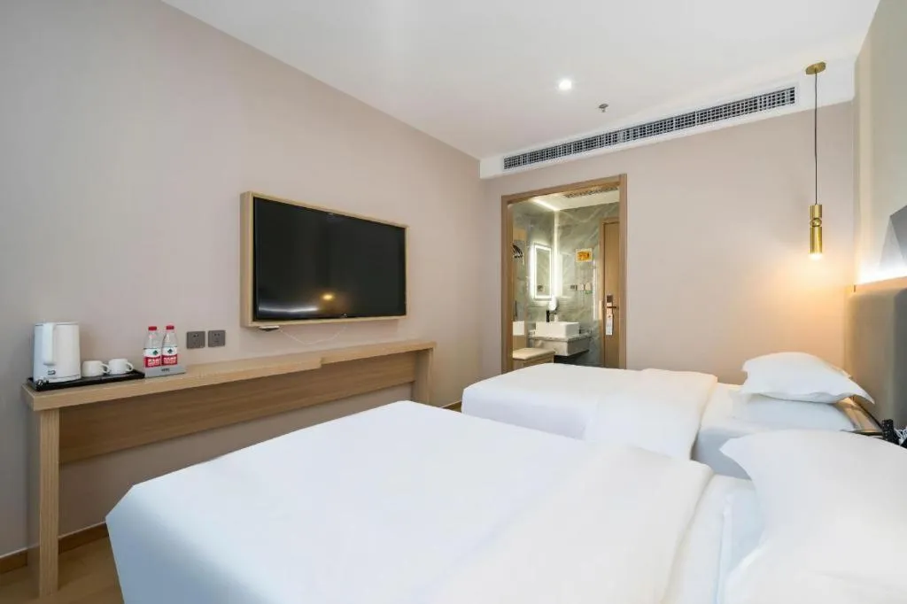 Bed in Borrman Hotel South Beijing Railway Station Caoqiao Station